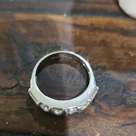 Sophisticated Silver Ring with Sparkling Accent Stones - Picture 3 of 6